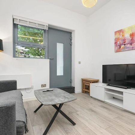 Modern 1 Bedroom Apartment In Central Woking Buitenkant foto