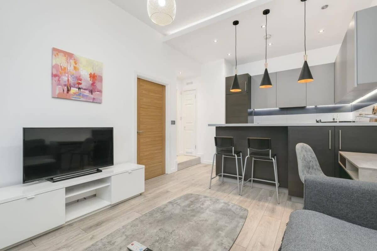 Modern 1 Bedroom Apartment In Central Woking Buitenkant foto