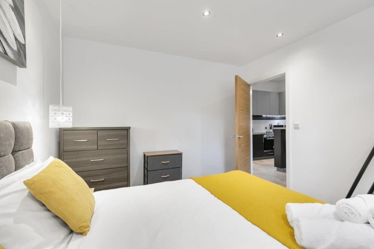 Modern 1 Bedroom Apartment In Central Woking Buitenkant foto