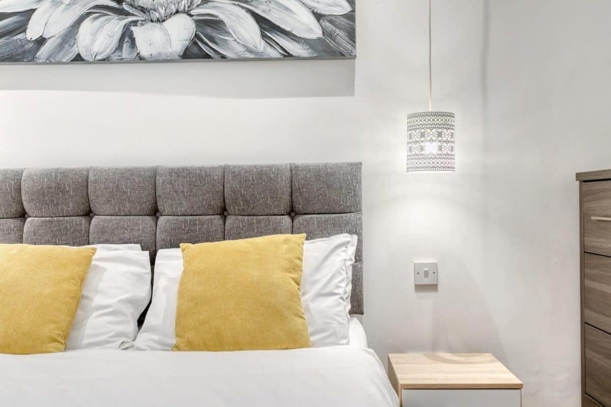 Modern 1 Bedroom Apartment In Central Woking Buitenkant foto