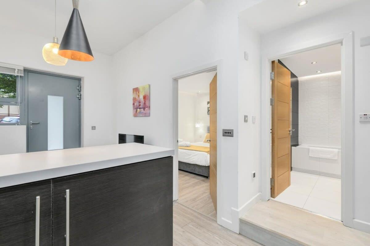 Modern 1 Bedroom Apartment In Central Woking Buitenkant foto