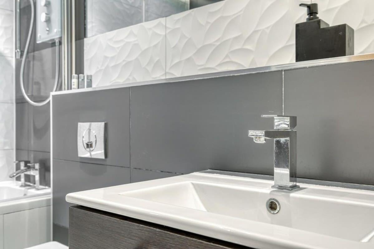 Modern 1 Bedroom Apartment In Central Woking Buitenkant foto