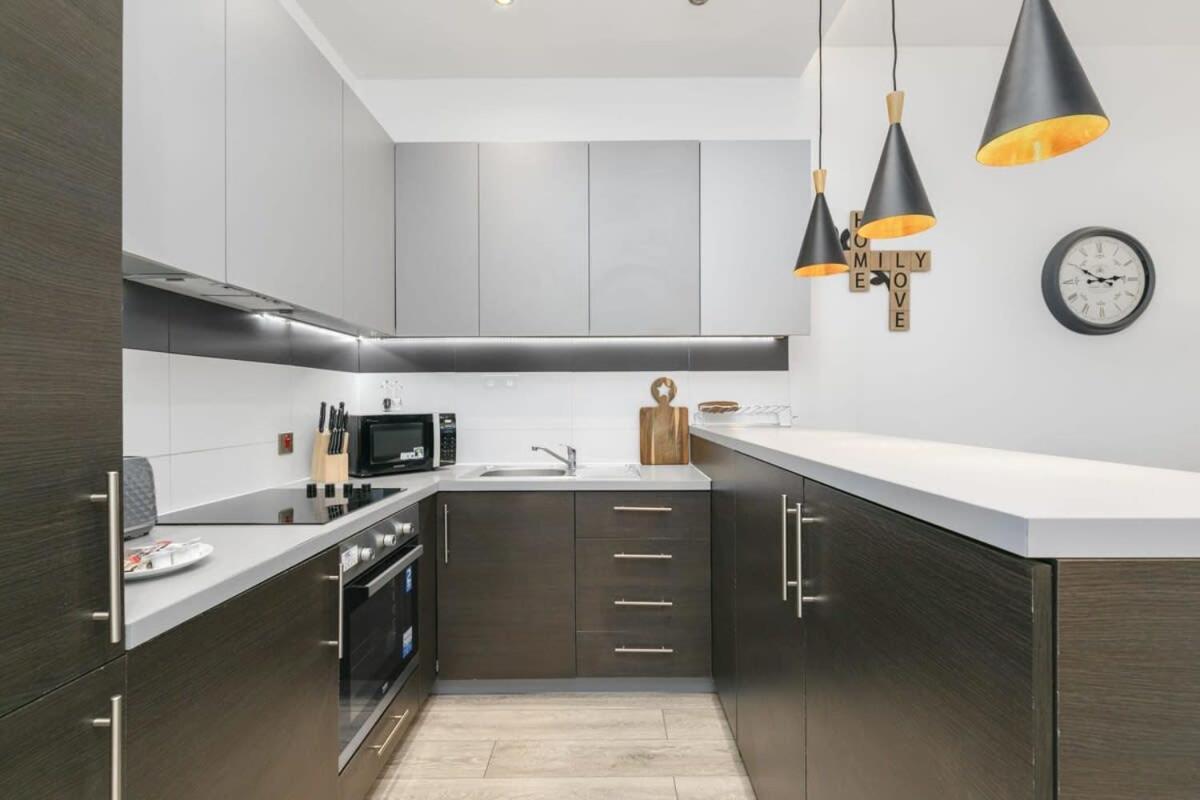 Modern 1 Bedroom Apartment In Central Woking Buitenkant foto