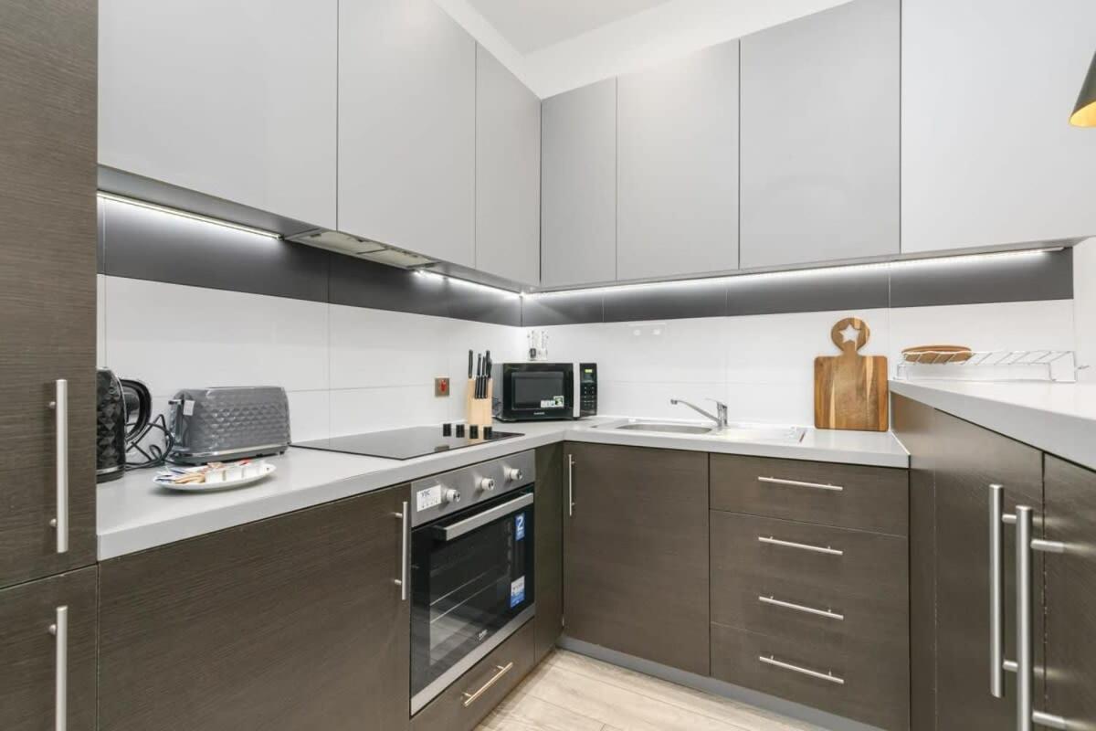 Modern 1 Bedroom Apartment In Central Woking Buitenkant foto