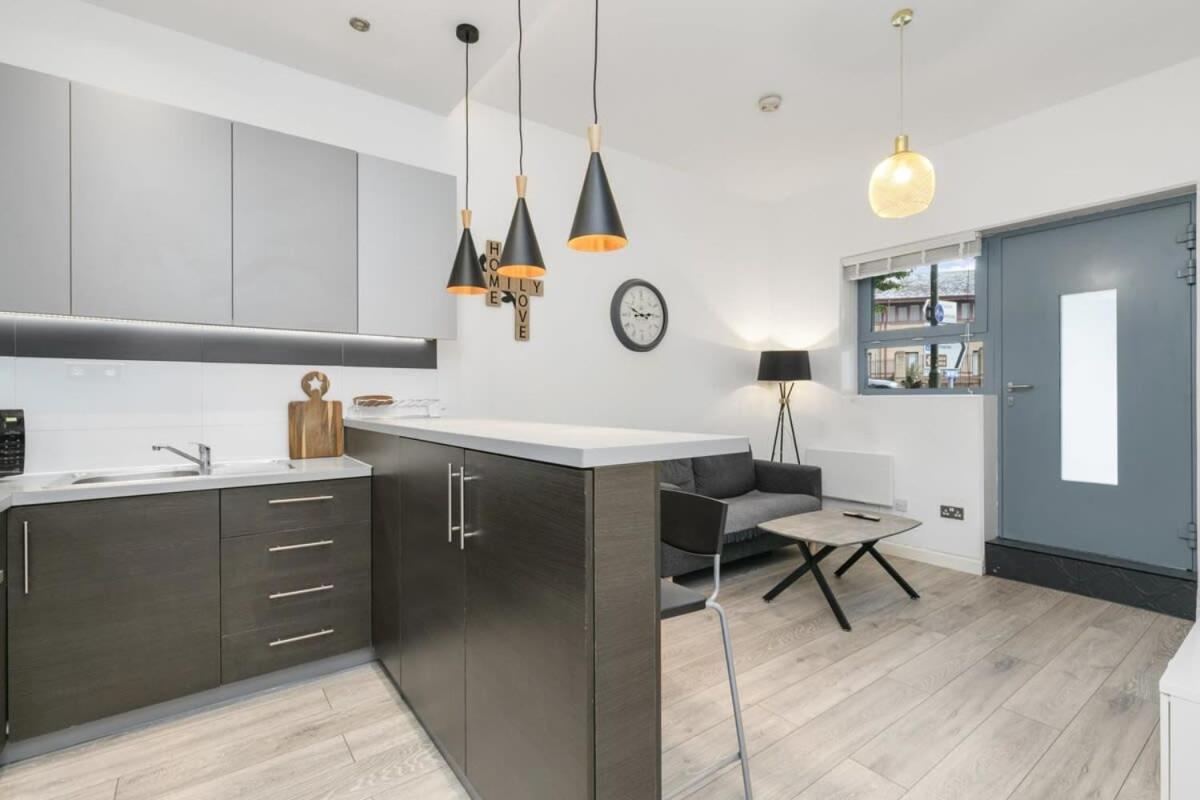Modern 1 Bedroom Apartment In Central Woking Buitenkant foto