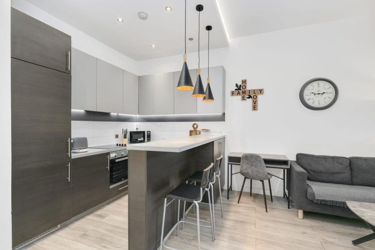 Modern 1 Bedroom Apartment In Central Woking Buitenkant foto