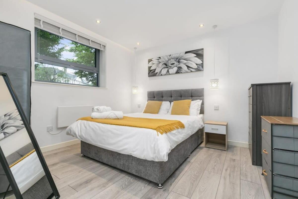 Modern 1 Bedroom Apartment In Central Woking Buitenkant foto