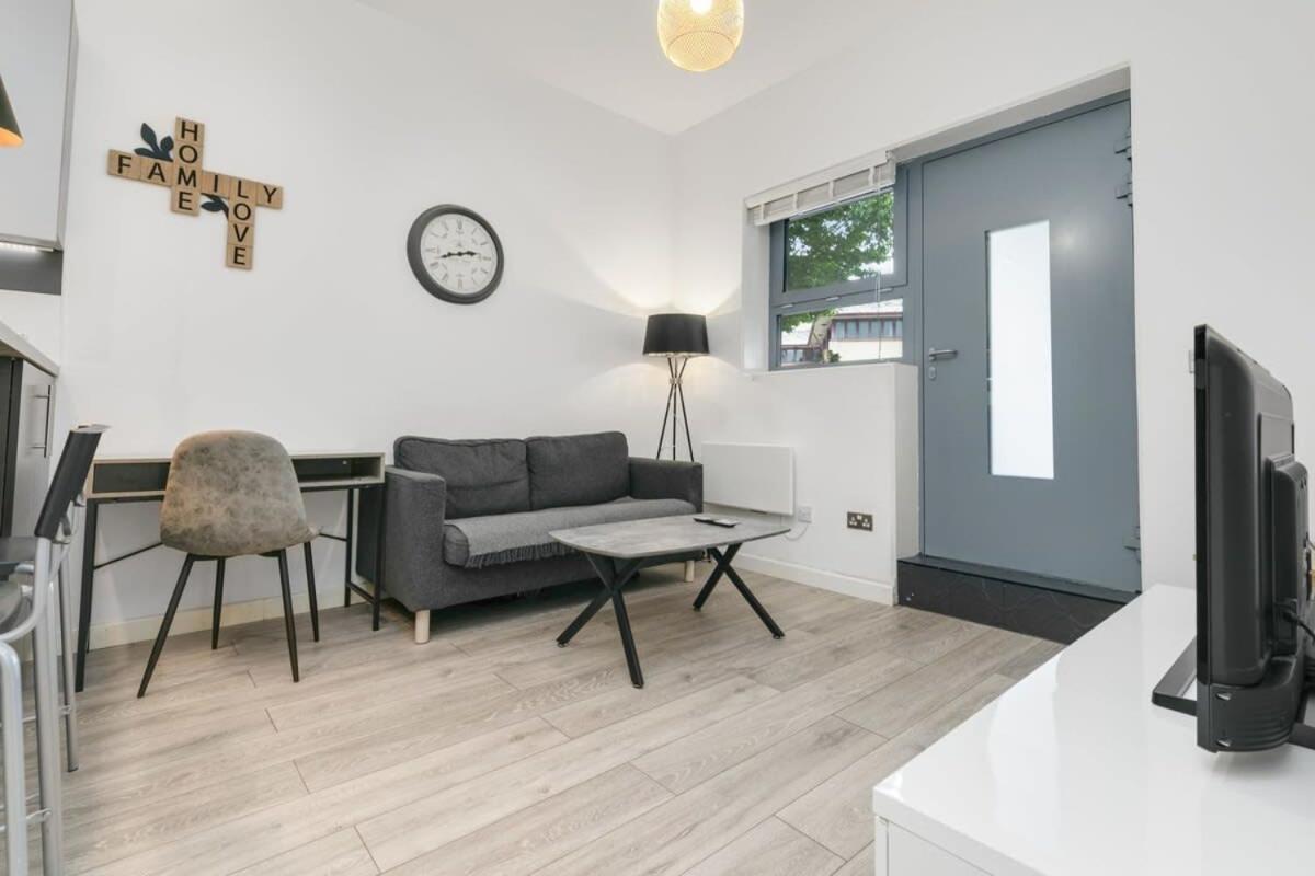 Modern 1 Bedroom Apartment In Central Woking Buitenkant foto