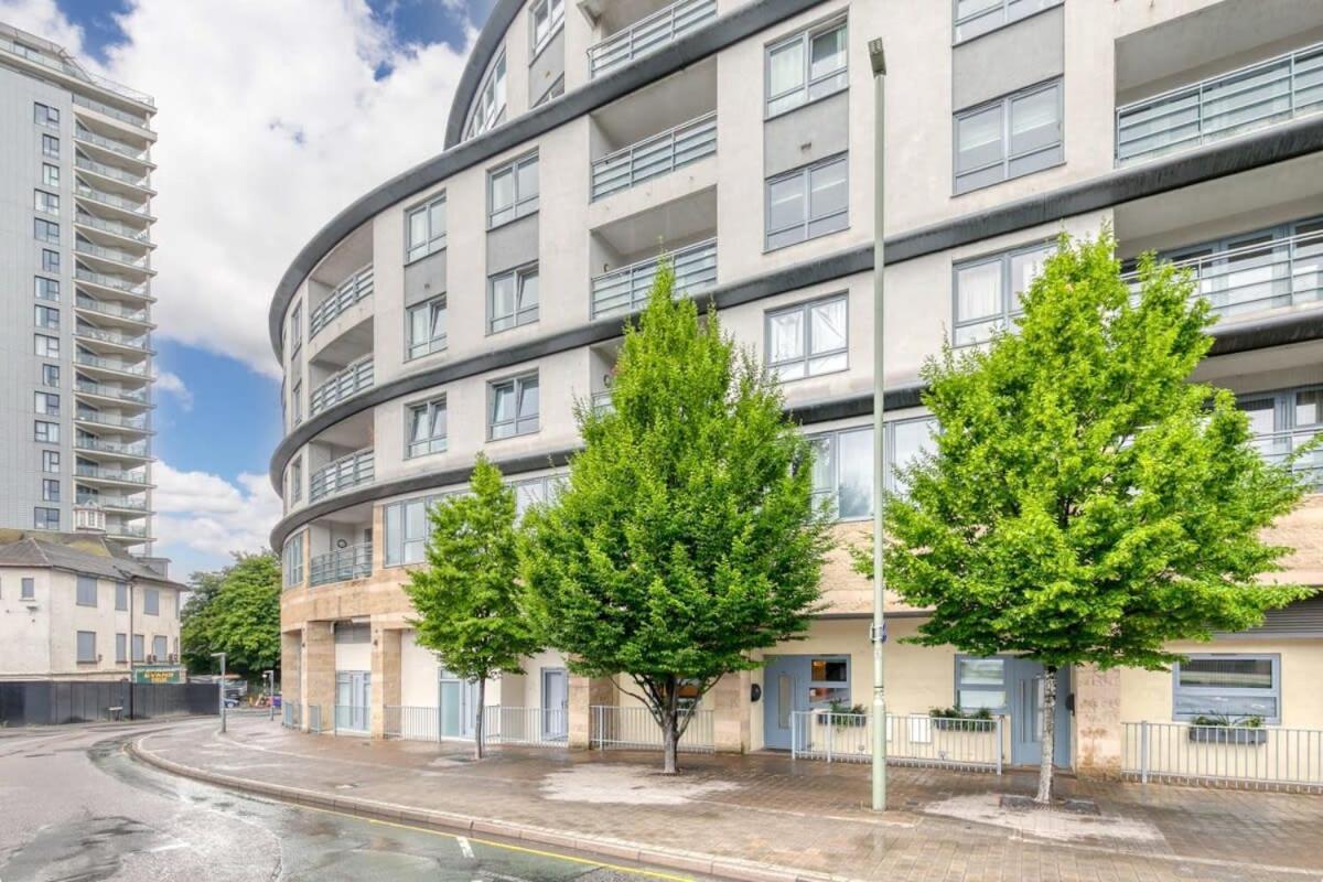 Modern 1 Bedroom Apartment In Central Woking Buitenkant foto